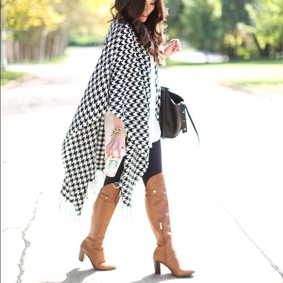 Bloomingdale’s Houndstooth Poncho - Picture 2 of 7